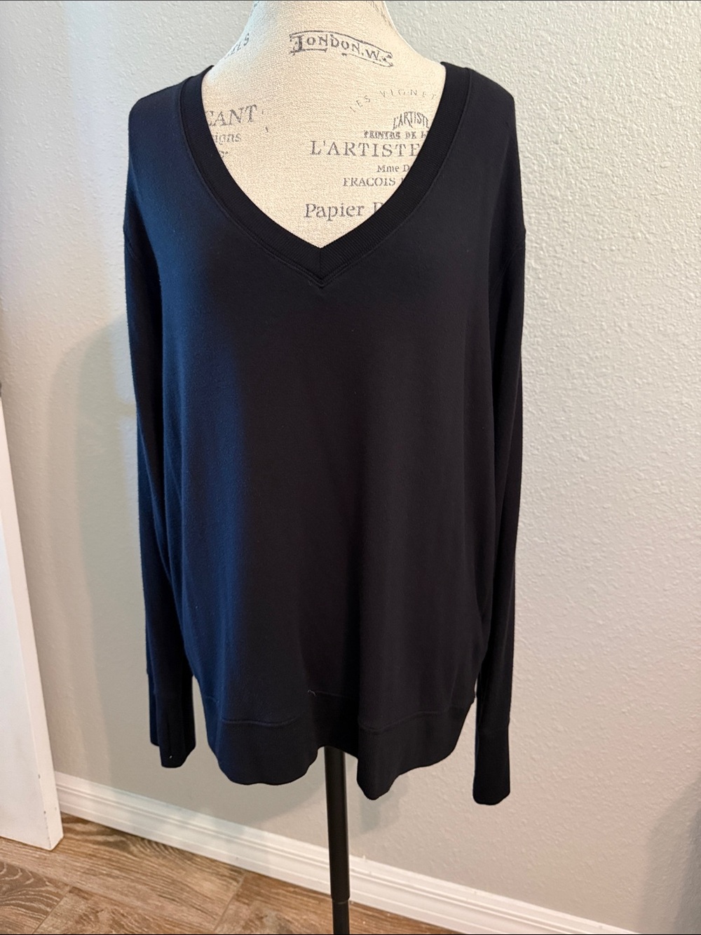 Athleta Classic V-Neck Women's lightweight sweater/sweatshirt in Black
